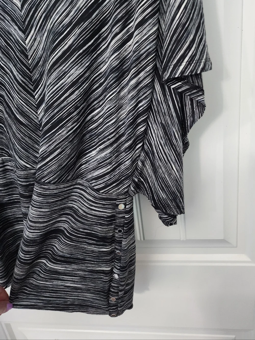 White House Black Market Black & White Striped Stretch Kimono Top, Size Large - Picture 4 of 6